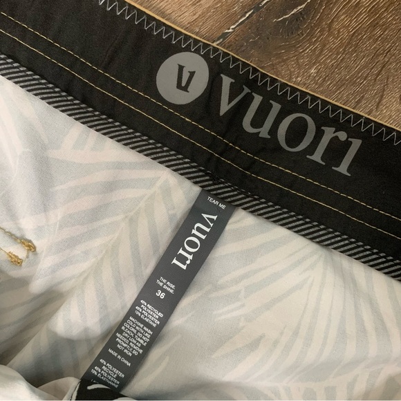 Vuori Mens cruise Boardshorts in palm tree print 36 - Picture 9 of 11